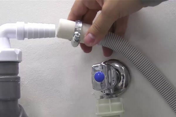 Nguyên nhân máy rửa bát báo lỗi vòi nước và cách khắc phục