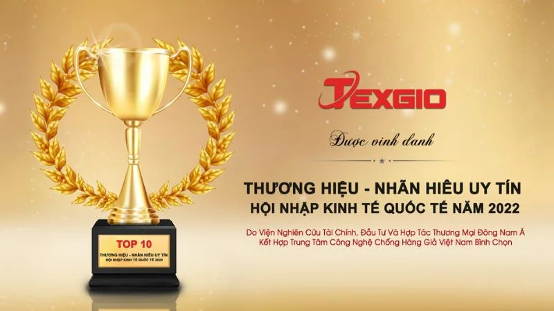 cúp vinh danh Texgio lọt top 10 THƯƠNG HIỆU - NHÃN HIỆU UY TÍN HỘI NHẬP KINH TẾ QUỐC TẾ