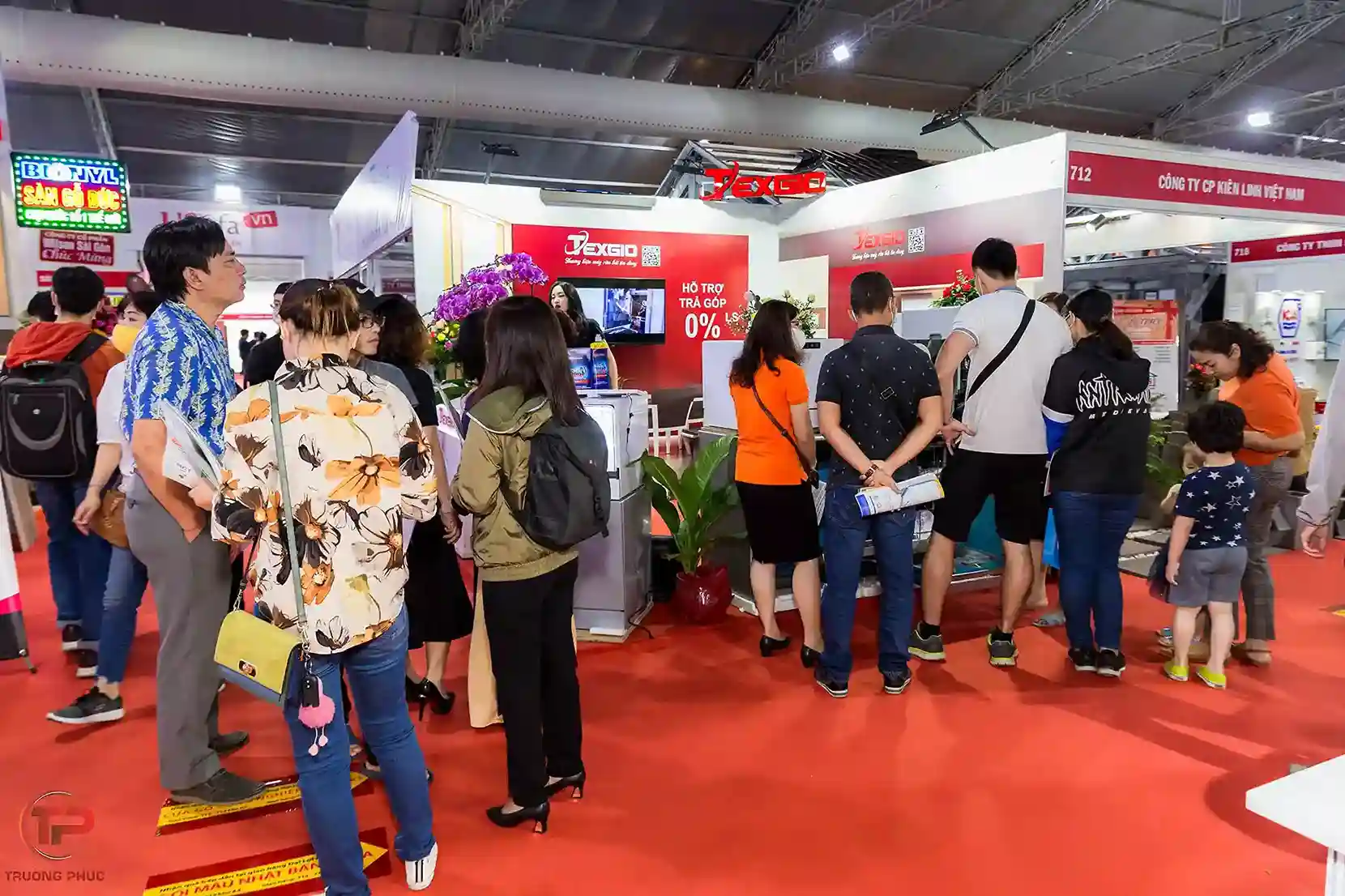khách tham quan trải nghiệm máy rửa bát texgio