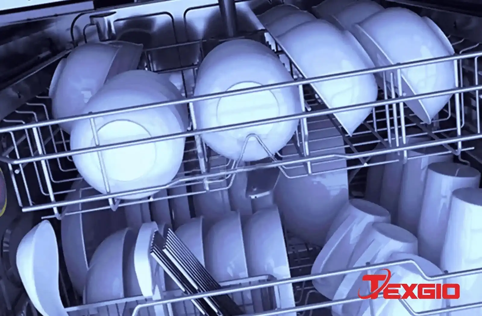 Khoang rửa bát đĩa của máy rửa bát liền chậu TGUMF11X với giàn rửa chứa chén, đĩa, ly và dụng cụ ăn uống