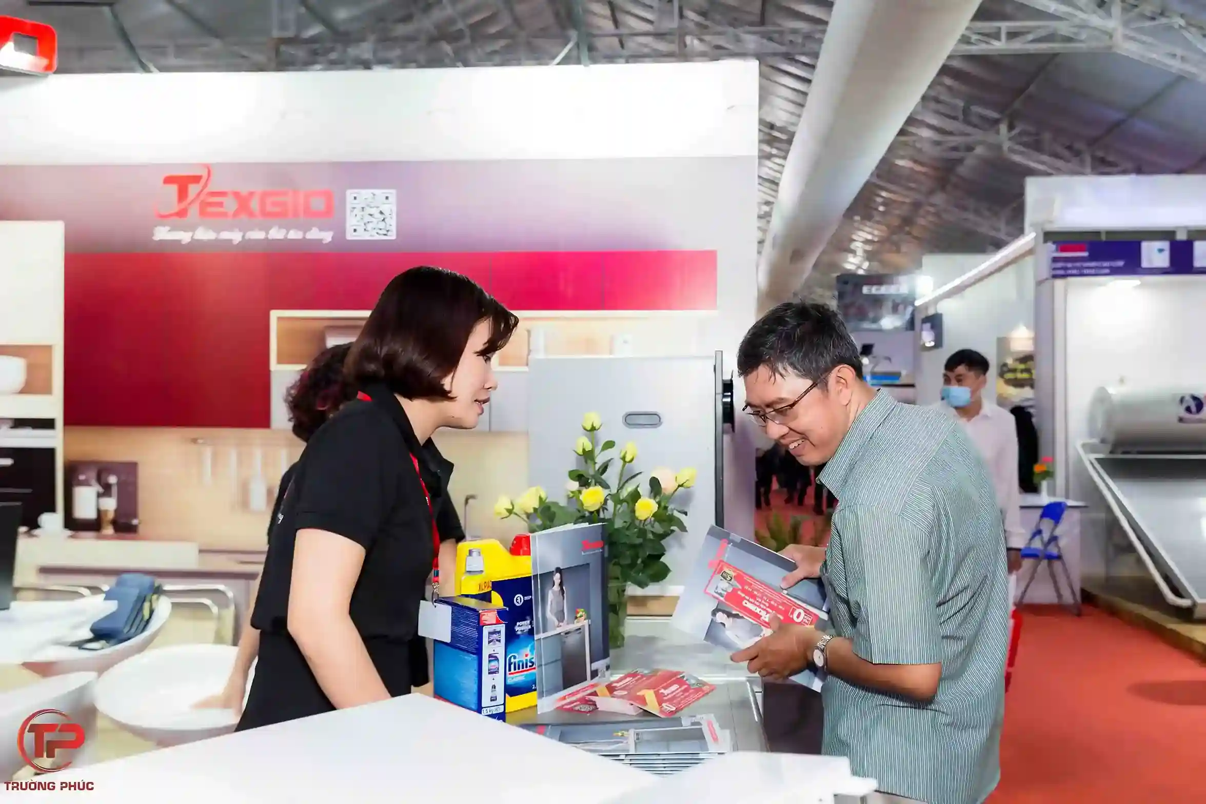 nhân viên texgio tư vấn cho khách hàng