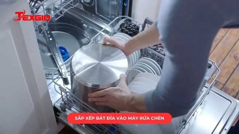 Sắp xếp bát đĩa vào máy rửa chén đĩa đúng cách