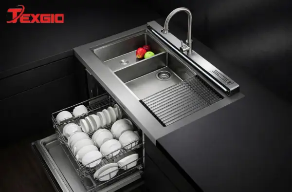 Thiết kế máy rửa bát liền chậu TGUMF11S nhìn từ trên xuống, gồm chậu inox, vòi nước và khoang rửa bát đĩa kéo mở