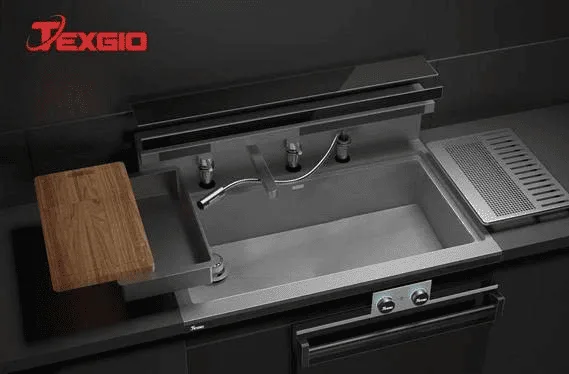 Thiết kế máy rửa bát liền chậu TGUMF11X nhìn từ trên xuống, gồm chậu inox, vòi nước, thớt, khay ráo và khoang máy phía dưới