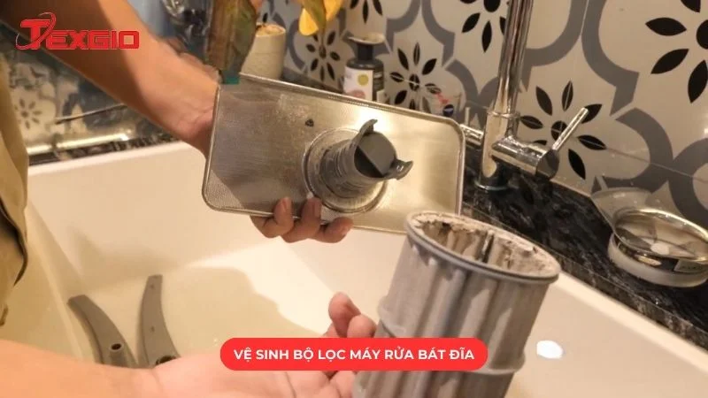 Vệ sinh bộ lọc máy rửa bát đĩa sạch sẽ