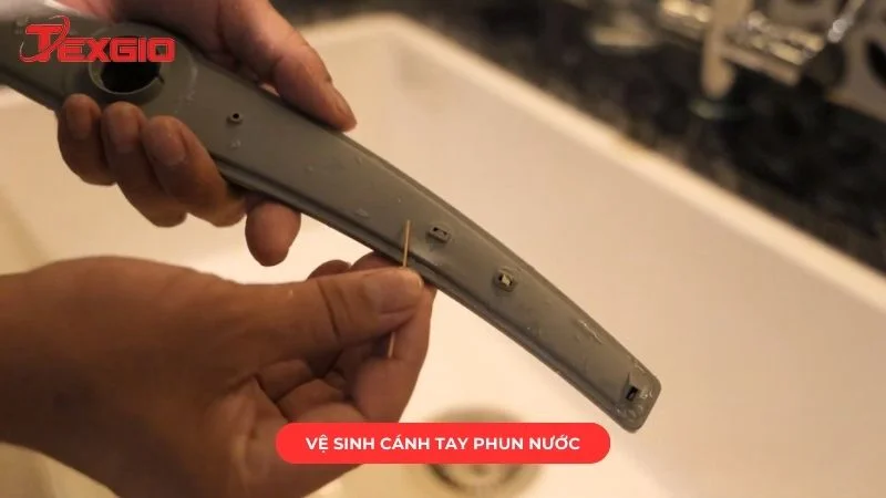 Vệ sinh cánh tay phun nước của máy rửa bát đĩa sạch sẽ