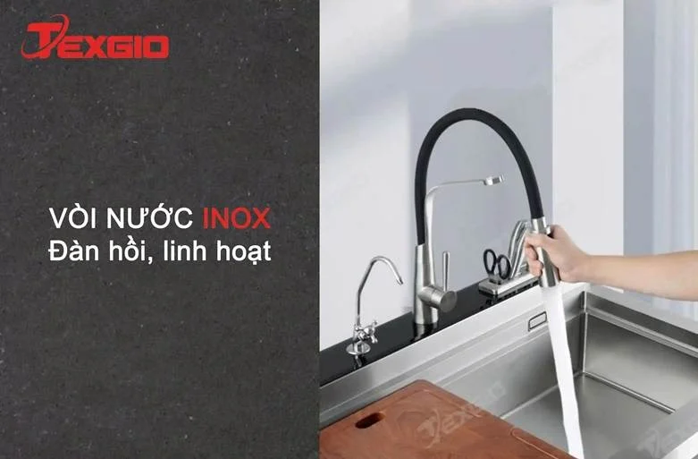 Vòi nước inox đàn hồi trên máy rửa bát kết hợp chậu rửa, hỗ trợ thao tác rửa và sơ chế linh hoạt tại khu chậu
