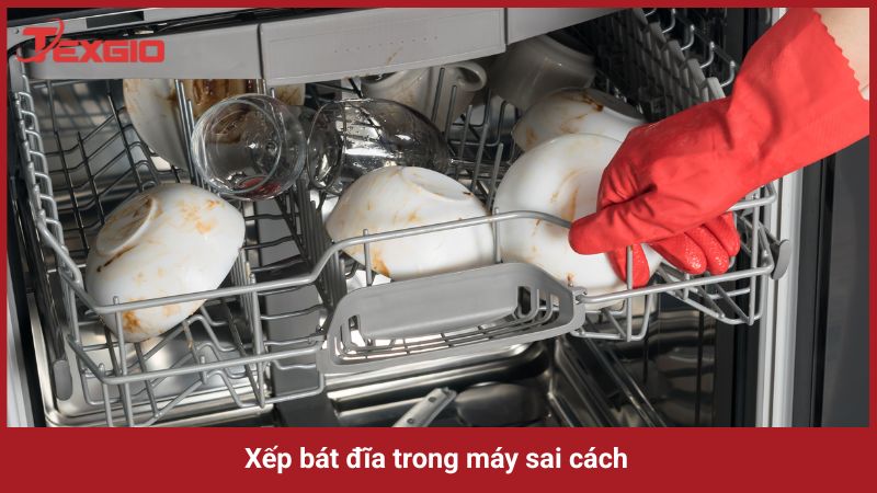 Xếp bát đĩa trong máy sai cách
